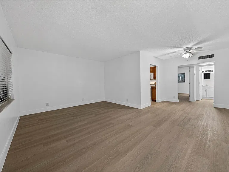 2201 NE 36th St #105 — Photo 3