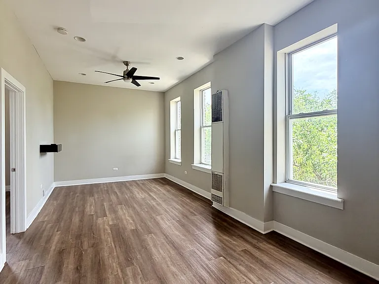 2059 W 23rd St #2R — Photo 8