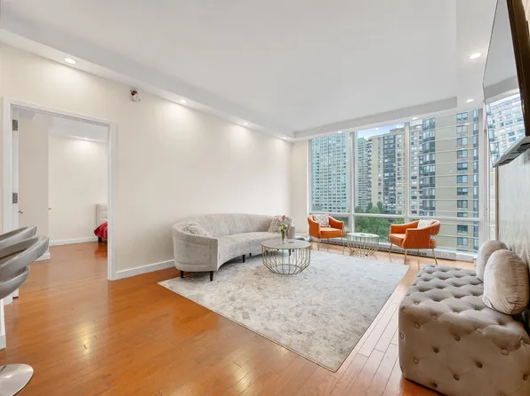 20 Newport Parkway image 3 of 19