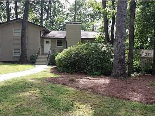 1493 Chateau Dr, Dunwoody, GA 30338
