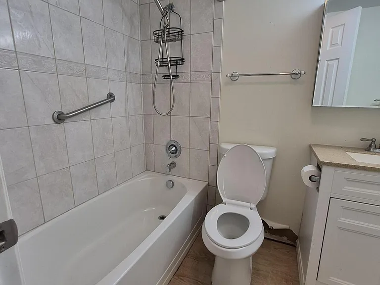 27 Easthampton B — Photo 7