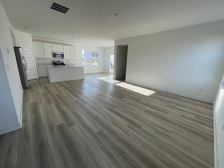 532 Lincoln Cir W — Photo 12