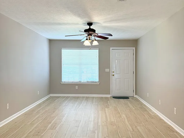106 Abby Ln — Photo 3