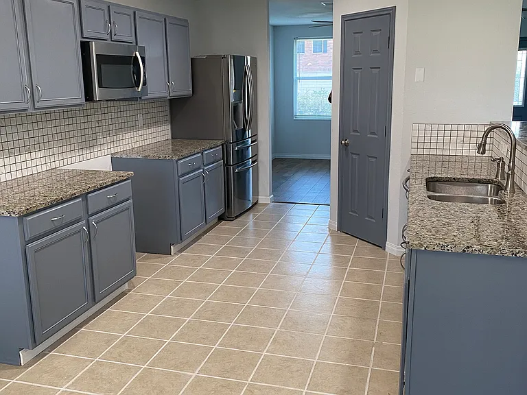 2112 W Grove Ln — Photo 10