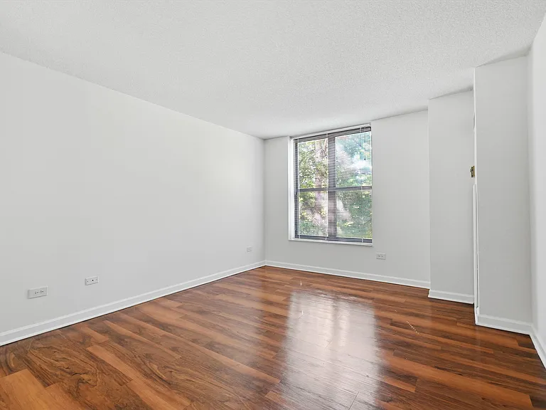 Evanston Place — Photo 60
