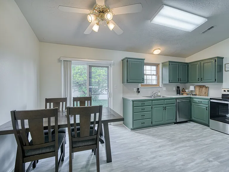 741 Clarence Ct — Photo 18