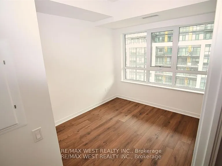 395 Dundas St W #822 — Photo 21