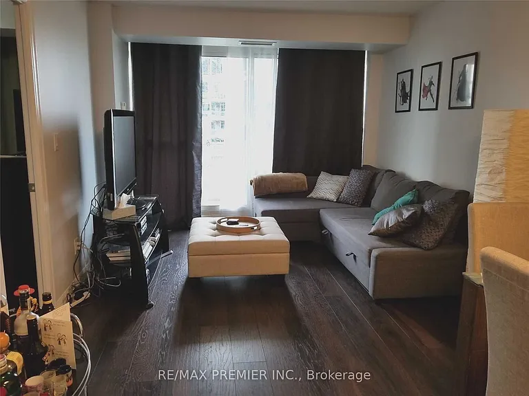 35 Bastion St #1916 — Photo 11