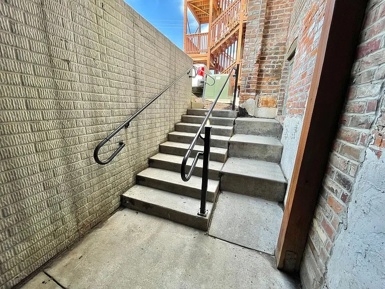 3007 Jackson St — Photo 3