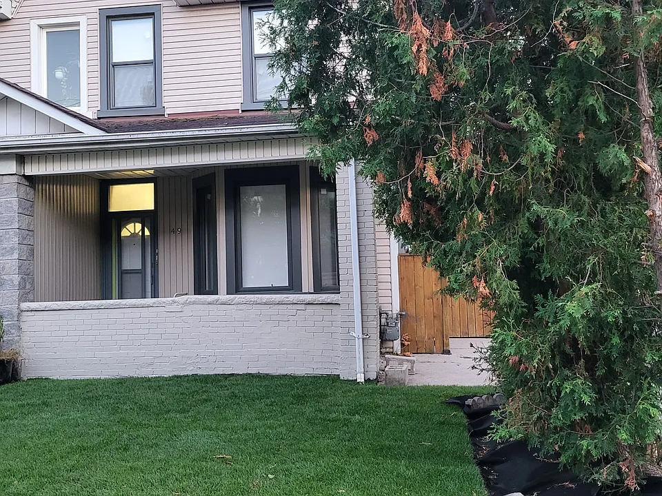 49 Vine Ave #2