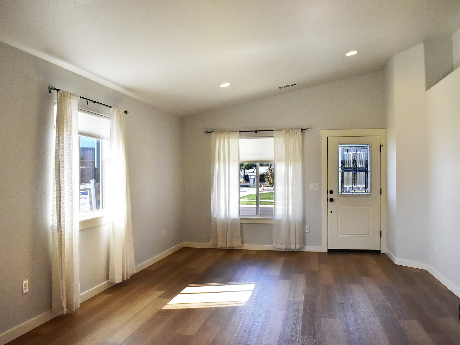3 bed, 1404 sqft, $2,650 — Photo 2