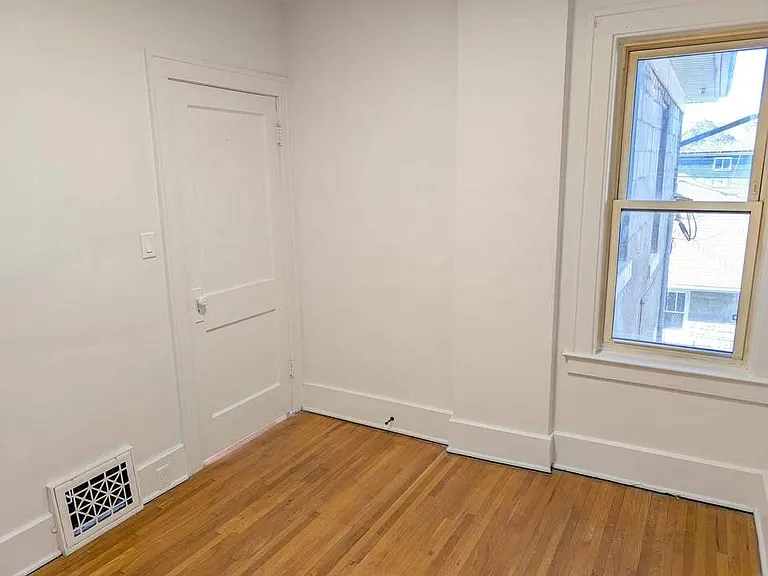1091 Gladstone Ave — Photo 6