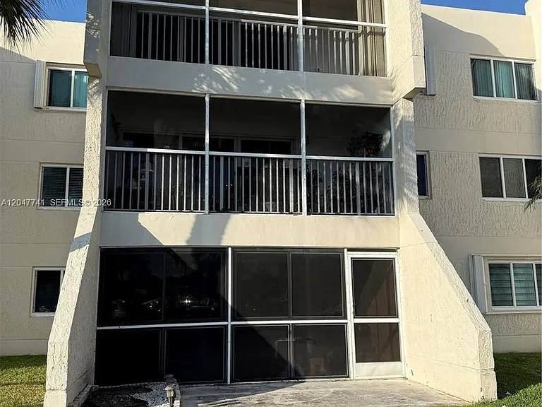 120 Lakeview Dr #114 — Photo 1
