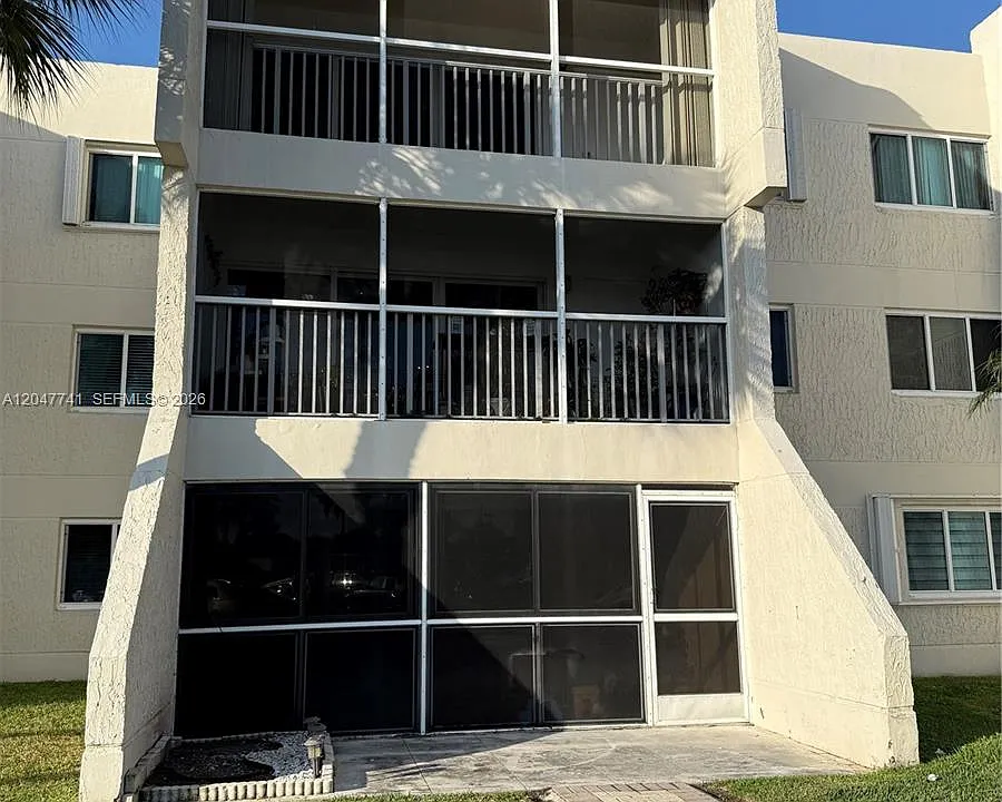 120 Lakeview Dr #114