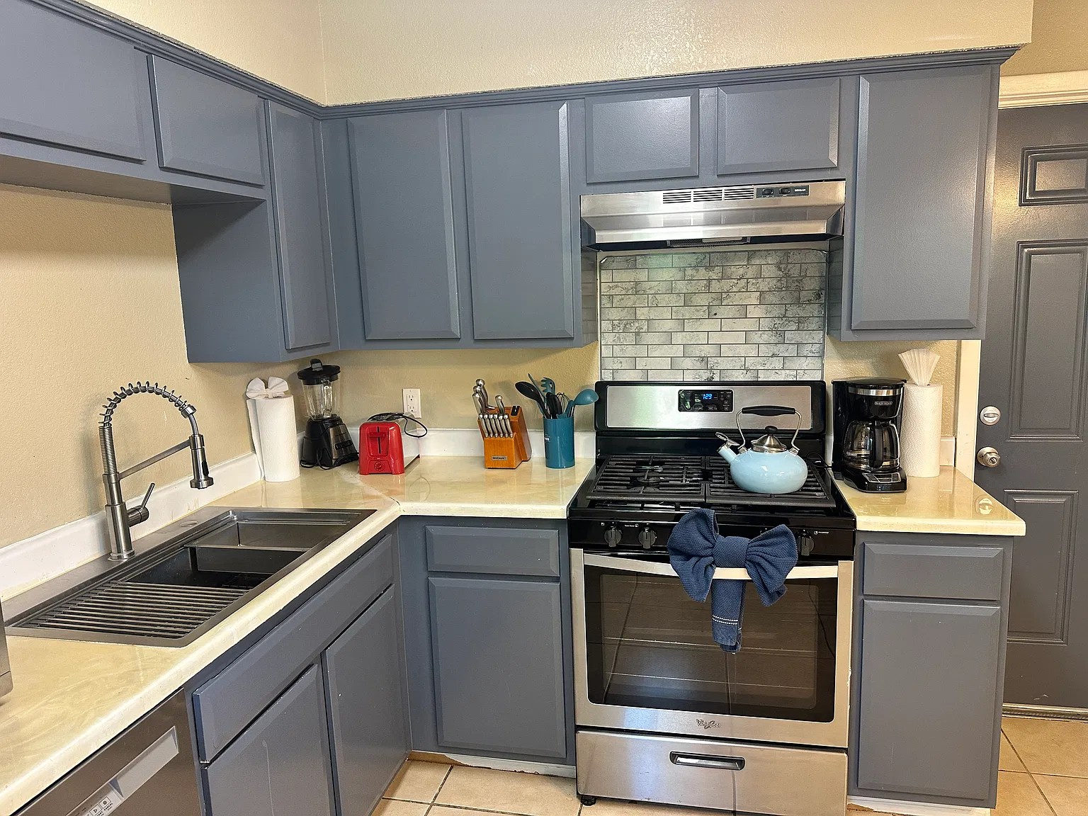 3 bed, 2.5 bath, 1719 sqft, $4,600 — Photo 3
