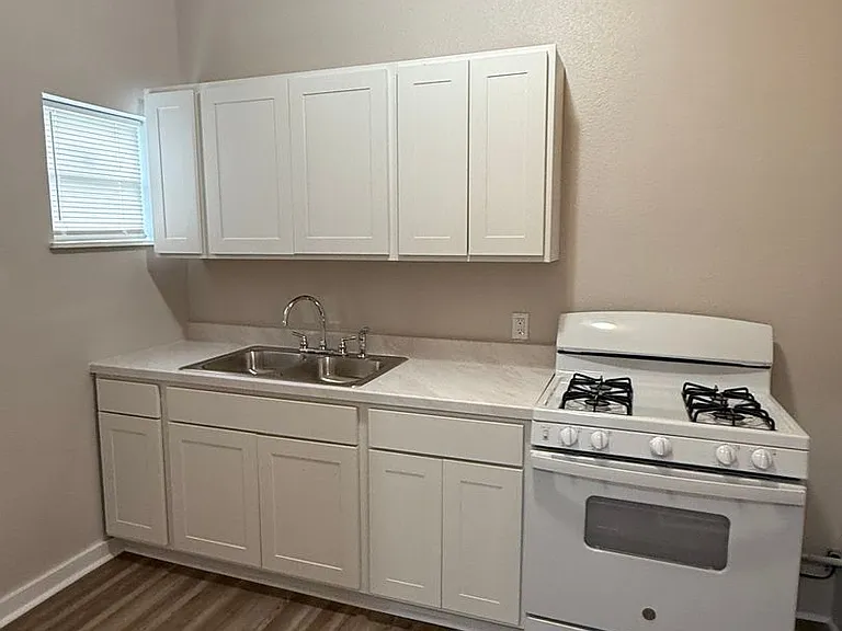 206 E Sabine St — Photo 5