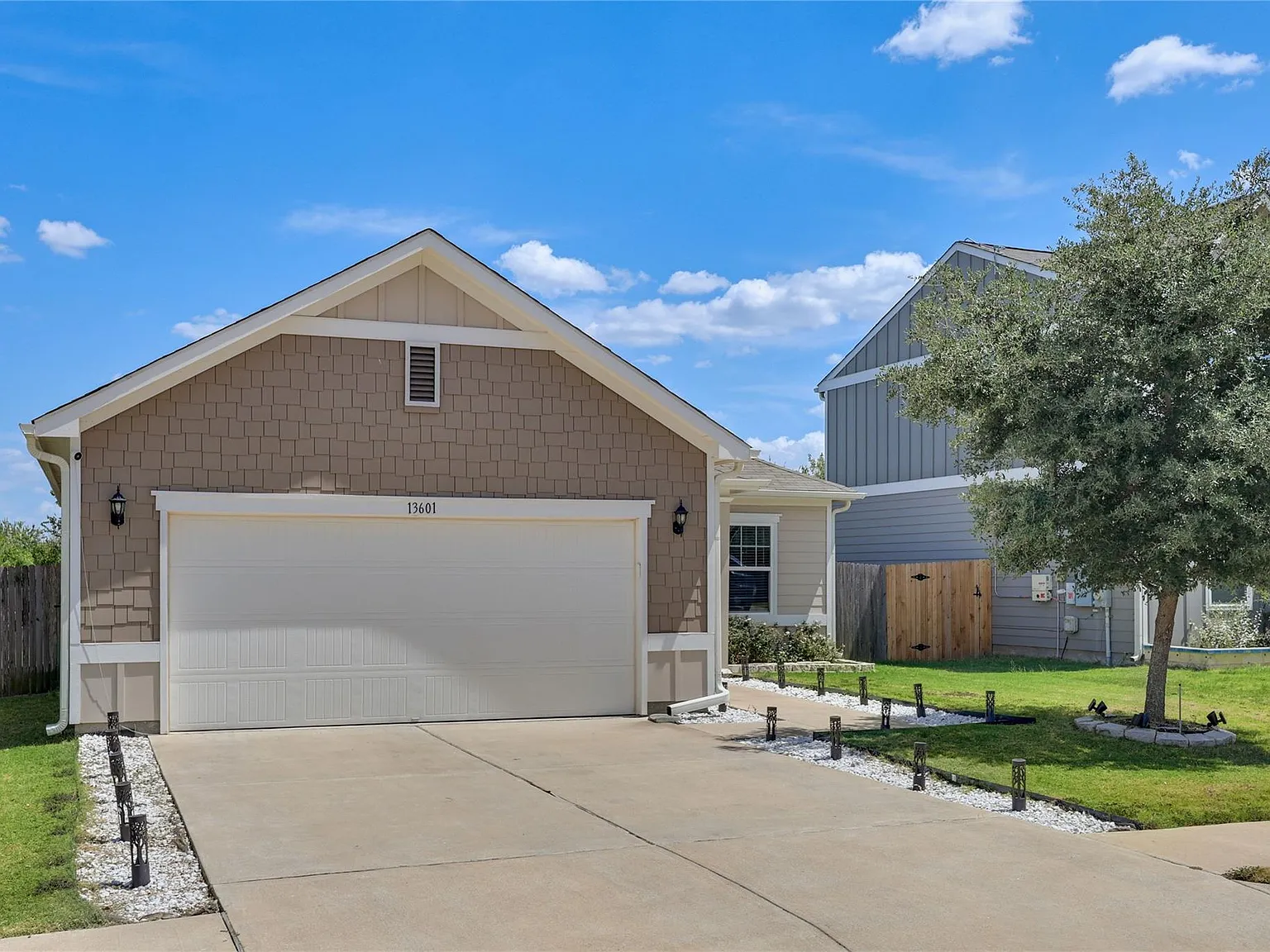 3 bed, 2.0 bath, 1206 sqft, $1,785 — Photo 2
