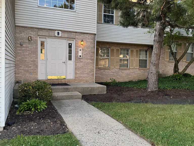 1 W Acorn Ln #1A — Photo 1