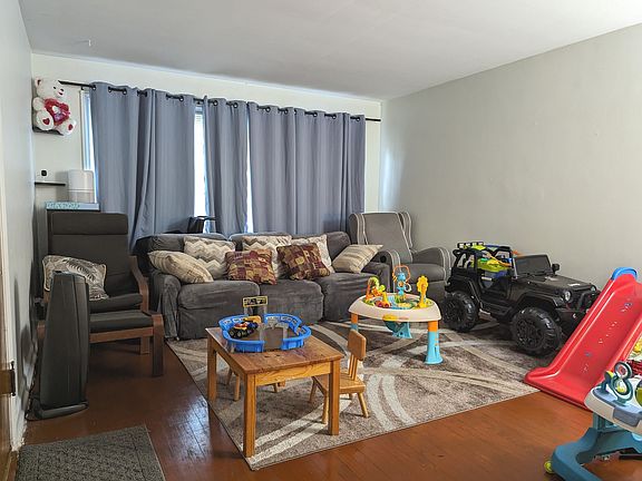 2nd image of 2529 W Farragut Ave