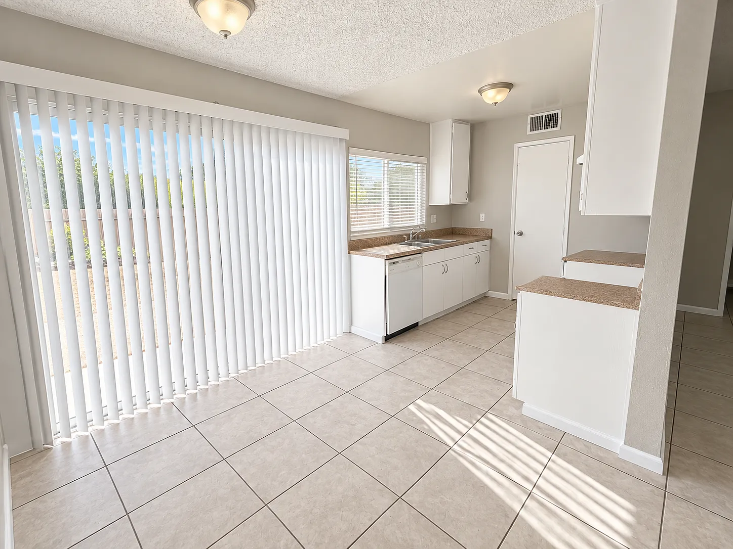 3 bed, 1108 sqft, $2,350 — Photo 4