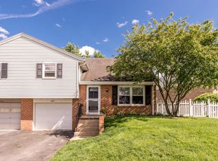 221 Colonial Dr, Akron, PA 17501