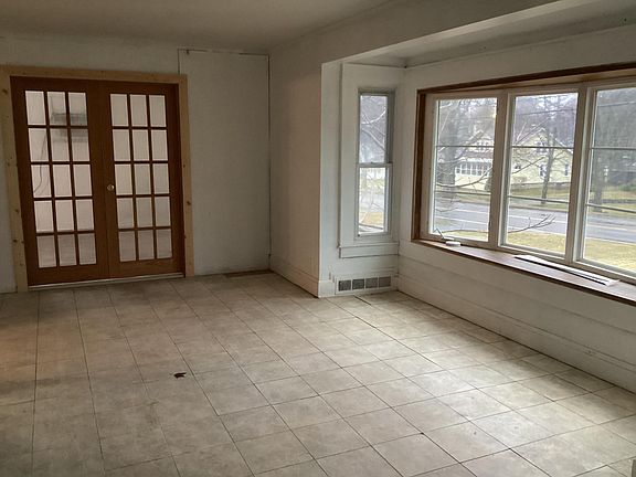 4th image of 1010 Oswego St