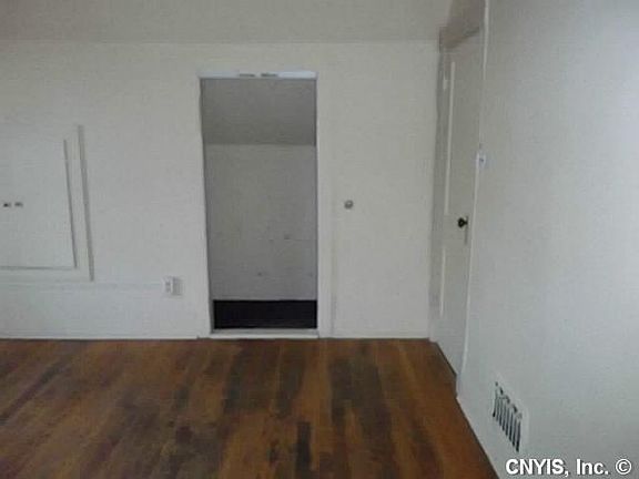 3rd image of 141 Jasper St
