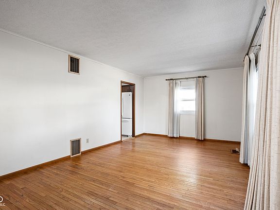 5th image of 425 E Douglas Dr
