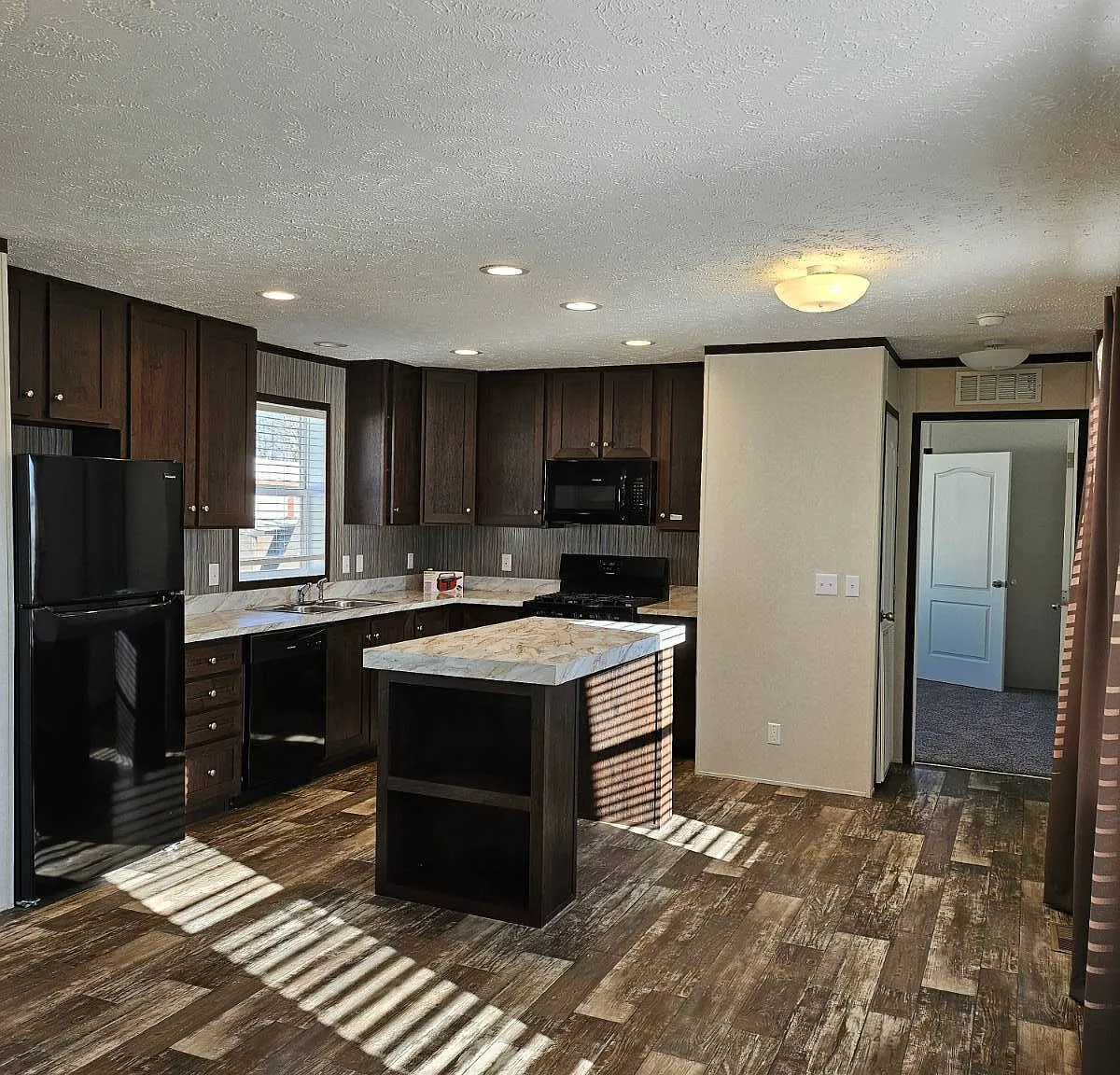 3 bed, 2.0 bath, $1,099 — Photo 1