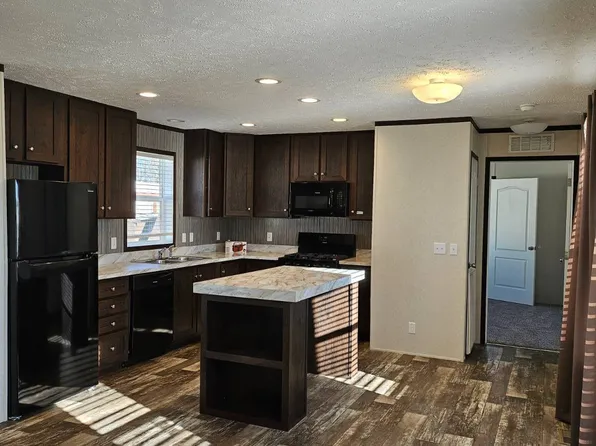 906 W Edge Dr, Auburn, IN 46706