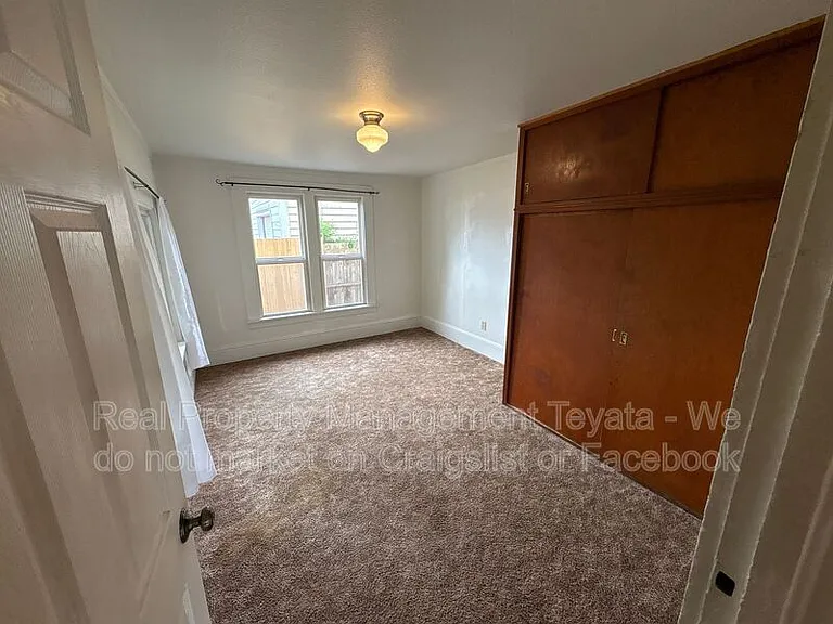 1405 Halleck St — Photo 16