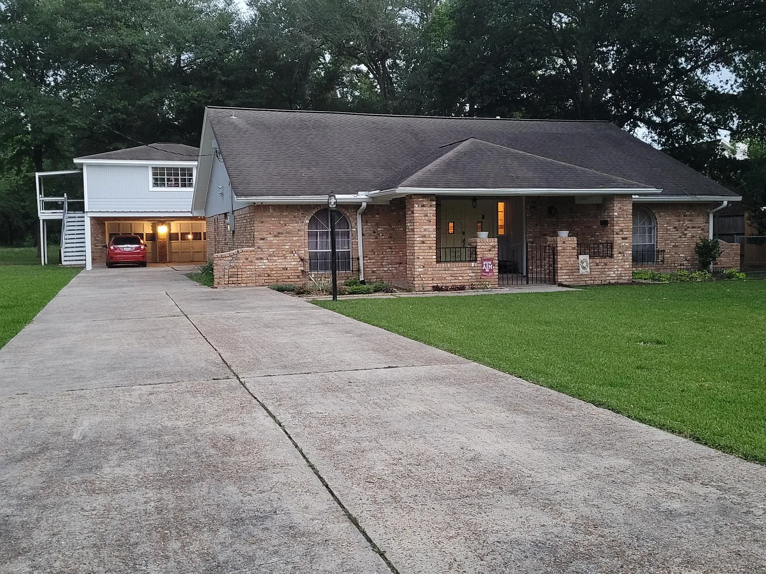 3 bed, 2.5 bath, 2318 sqft, $2,200 — Photo 2
