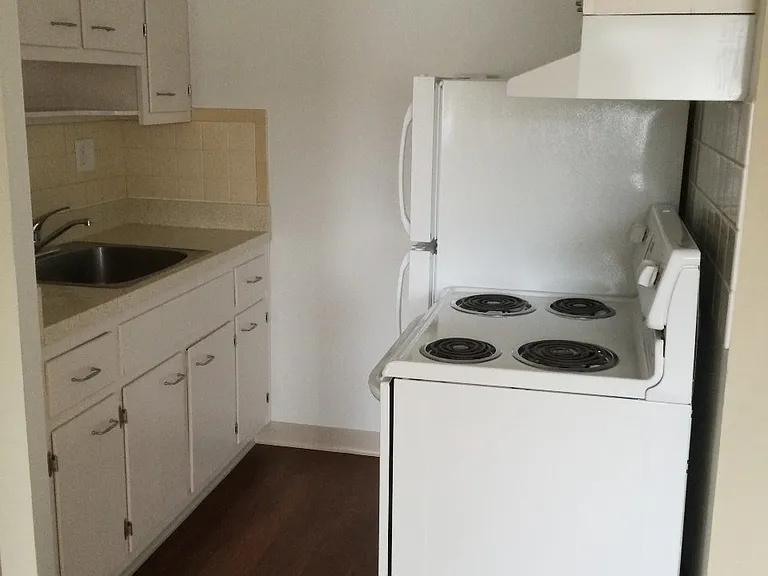 Holland Gardens Apartments — Photo 51