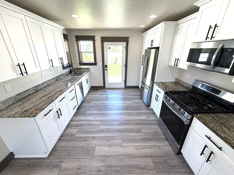 2865 Ashley Ave — Photo 4