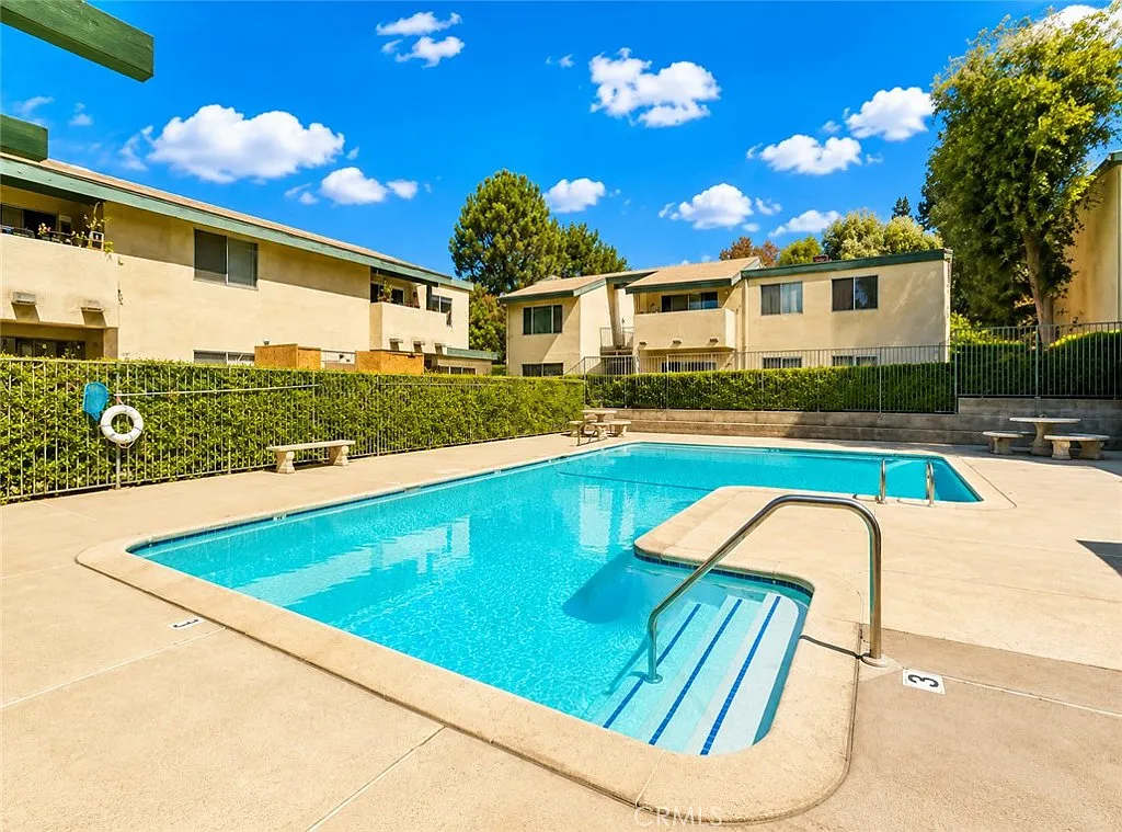 3 bed, 1061 sqft, $3,350 — Photo 2