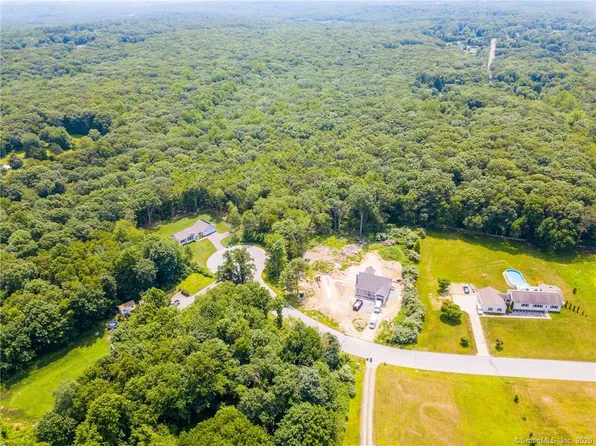 18 Applewood Dr, Ledyard, CT 06339