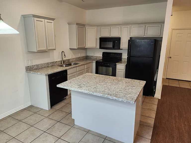 790 W Breeze Cv — Photo 10