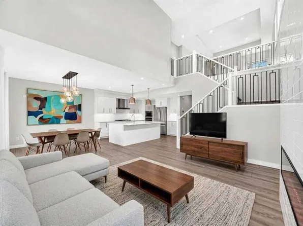 300 SE Carringvue Pl NW, Calgary, AB T3P 2A5