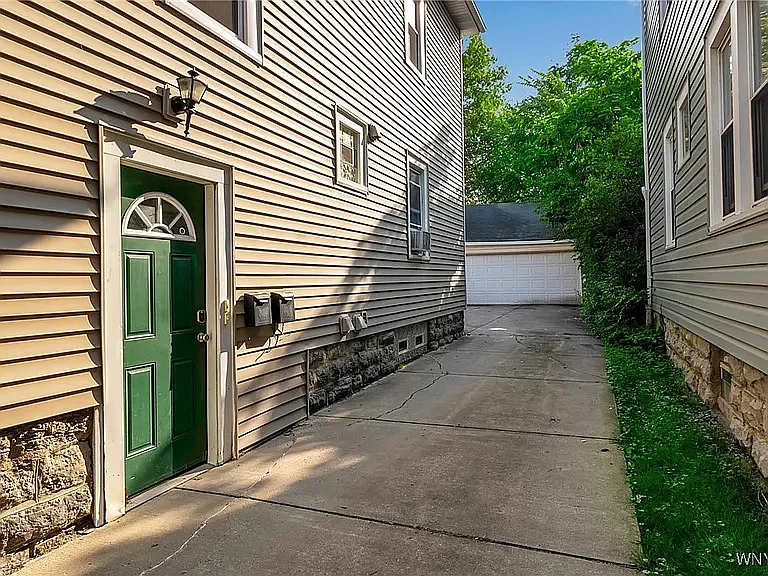 415 Colvin Ave — Photo 12