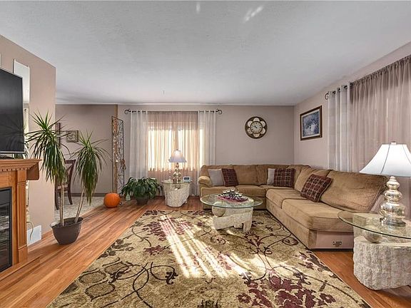 3rd image of 5882 Doxmere Dr