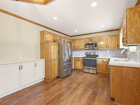125 SE Topaz Dr, Lees Summit, MO 64063