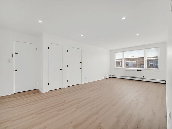 4th image of 1307 Calumet Ave #9