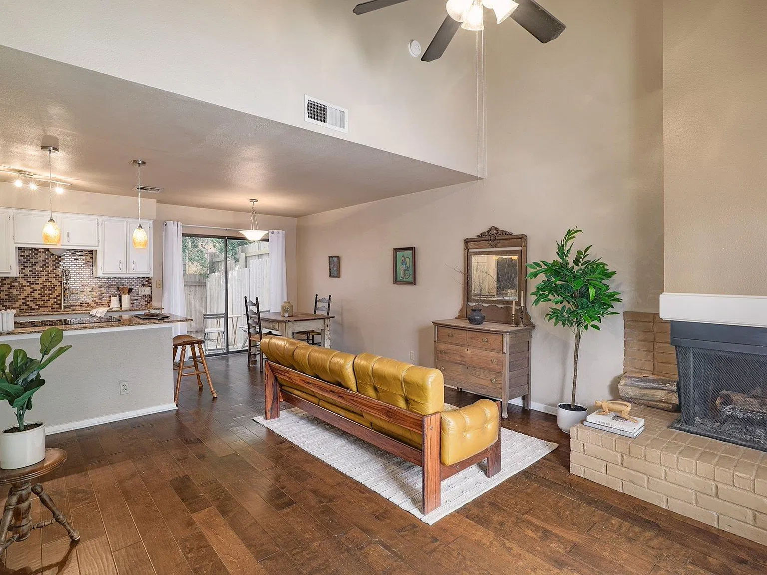 1 bed, 1.5 bath, 928 sqft, $1,600 — Photo 2