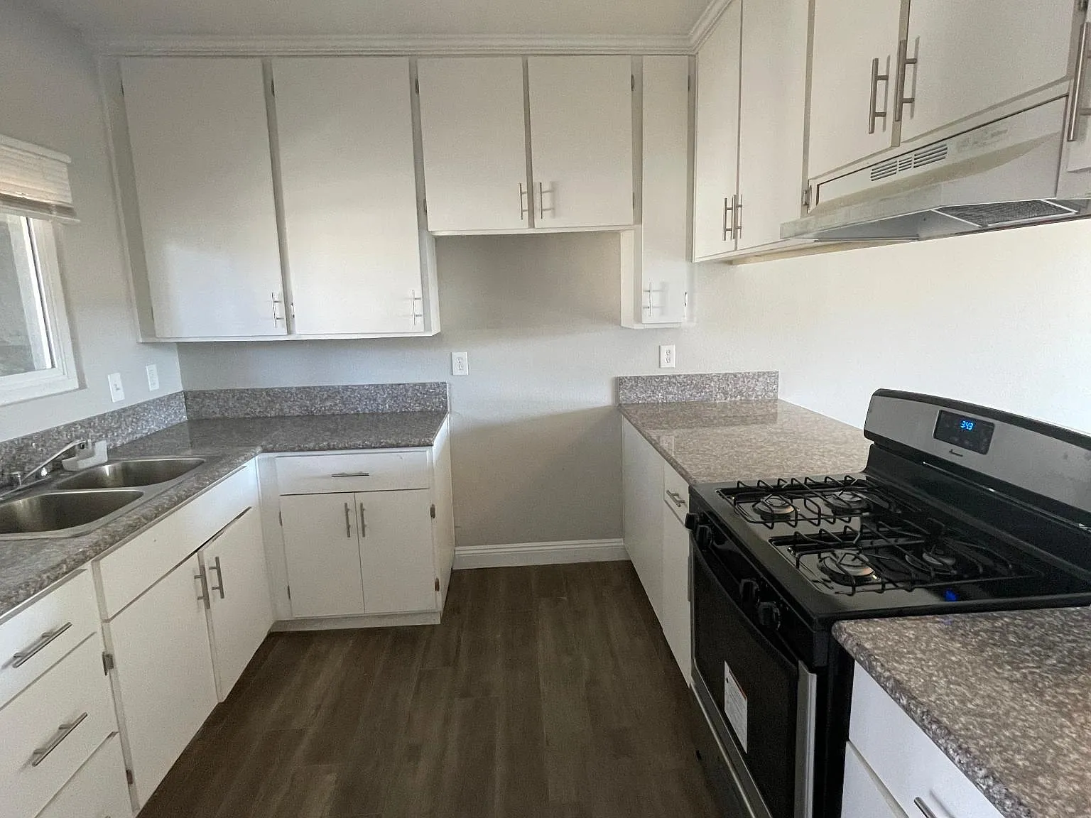 1560 E Date St — Photo 1
