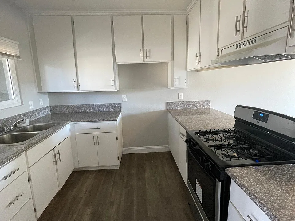 1560 E Date St #8