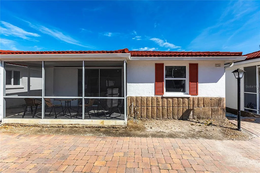 2 bed, 1.0 bath, 836 sqft, $8,370 — Photo 1