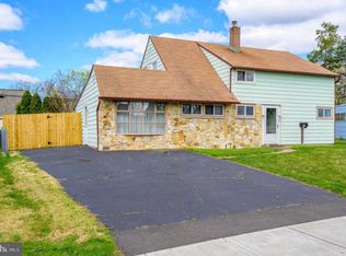 31 Grand Pine Rd, Levittown, PA 19057