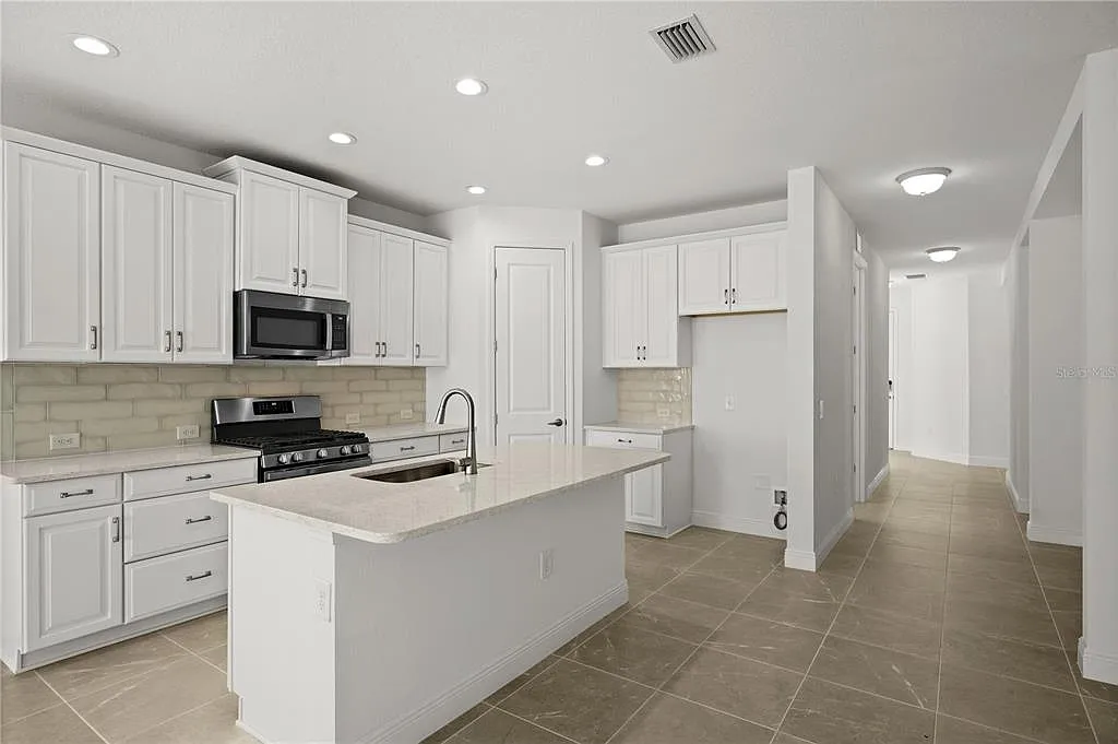 3 bed, 2.0 bath, 1861 sqft, $3,950 — Photo 3