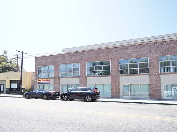 3rd image of 922 W 23rd St APT 202