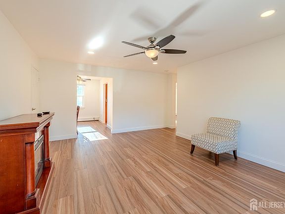5th image of 42 York Dr APT 6A